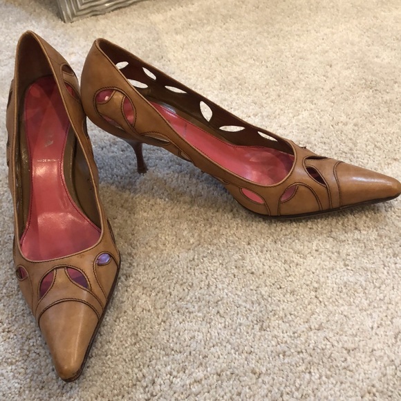 PRADA VINTAGE TAN LEATHER PUMPS - Picture 5 of 10